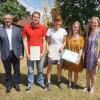 Der Preis der Stadt Bischofsheim wurde vom stellvertretendem Bürgermeister Egon Sturm (links) an Julius Plaszczyk und Michaela Heigl übergeben. Den diesjährigen Buchpreis erhielt Sporck, Kerstin von Schulleiterin Christine Götz. Der Preis der Stadt Bischofsheim wurde vom stellvertretendem Bürgermeister Egon Sturm (links) an Julius Plaszczyk und Michaela Heigl übergeben. Den diesjährigen Buchpreis erhielt Sporck, Kerstin von Schulleiterin Christine Götz.
