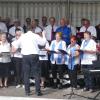 Sänger aller beteiligten Chöre kamen zu einem gemischten Chorsingen auf die Bühne beim Weinfest am See. Die Leitung hatte Christian Glowatzki.