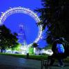Das Riesenrad auf dem Prater ist seit Ende des 19. Jahrhunderts eines der Wahrzeichen und Identifikationssymbol der Wiener. Manche heiraten sogar in einer Gondel.
