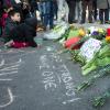 Passanten legen am 22. März vor der Börse am Place de la Bourse in Brüssel Kerzen und Blumen nieder.