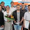 Freisprechung der Metall-Innung Mainfranken-Mitte (von links, vorne) Otmar Endrich (Lehrlingswart), Leon Kalikstein, Johanna Schwarz, Florian Pfeiler, Philip Meier, Obermeister Detlef Lurz; (von links, hinten) Daniel Sauer (Vorsitzender der FC Würzburger Kickers AG), Mario Eirich, Johann Biegler, Edwin Gernert (Vorsitzender des Prüfungsausschusses Feinwerkmechanik).