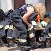 Das schicke Sommerkleid verschwindet unter der Einsatzuniform. Ob im Dienst oder in der Freizeit - ein Feueralarm hat aboluten Vorrang. Im Rahmen einer Schauübung demonstrierte die Feuerwehr Aura eindrucksvoll, was es heißt, jederzeit einsatzbereit zu sein.