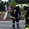 Jeder Handgriff muss sitzen. Routiniert und zügig bereiten die Atemschutzträger der Auraer Wehr ihr Vordringen zum Brandherd vor. Es gilt eine Feuer in der Gemeindekanzlei zu löschen und eine vermisste Person zu retten. Jeder Handgriff muss sitzen. Routiniert und zügig bereiten die Atemschutzträger der Auraer Wehr ihr Vordringen zum Brandherd vor. Es gilt eine Feuer in der Gemeindekanzlei zu löschen und eine vermisste Person zu retten.