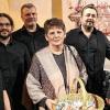 Ärztin Ute Hiby (Mitte) und Pflegeleiterin Gerlinde Vatter (rechts) von der Palliativstation des Bad Neustädter Krankenhauses freuen sich über ein gut gefülltes Spendenkörbchen, das Janette Fraas, Urs John, Andreas Werner und Frank Stäblein (von links) von „text + ton“ bei ihrem Benefizkonzert im Kloster Wechterswinkel eingespielt haben.FOTO: Klaus-Dieter Hahn