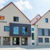Der Stil der 1980er-Jahre ist gewichen, das Rathaus Werneck präsentiert sich nach der Sanierung mit zeitgemäßer, ruhiger Fassade.