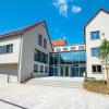 Durch den Abriss des Nachbaranwesens steht das Rathaus Werneck nun frei da und empfängt den Besucher auch über einen zweiten Eingang vom neugeschaffenen Parkplatz im „Strassers-Hof“. Durch den Abriss des Nachbaranwesens steht das Rathaus Werneck nun frei da und empfängt den Besucher auch über einen zweiten Eingang vom neugeschaffenen Parkplatz im „Strassers-Hof“.