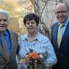 Eußenheims Bürgermeister Dieter Schneider (rechts) gratulierte in Obersfeld Edeltraud und Rudolf Holzinger zur Goldenen Hochzeit.