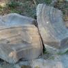 Der Steinbogen mit dem Wappen (links) wurde aus der Ruine Raueneck gestohlen.