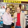 (lies)   Jörg Weber aus Lohr, in Gemünden bekannt als stellvertretender Vorsitzender des CSU-Stadtverbands, hat im Gemündener Verlag G. H. Hofmann ein Buch herausgebracht: „Zugfahrt“ (ISBN 978-3-932737-64-0). Verlagsinhaber Jürgen Sommerer (links im Bild) überreichte dem Autor das erste Exemplar. Die 82-seitige Novelle mit dem Untertitel „Szenen aus dem Leben eines Genießers“ trägt autobiografische Züge. Sie handelt von einem jungen, einsamen und von einem Großteil seiner Umwelt unverstandenen Lehrer und Lastwagenfahrer, der aber seiner Linie treu bleibt und auf mancherlei Umwegen sein Lebensglück zu finden sucht. Als von entscheidender Bedeutung erweist sich dabei ein Gedicht. Das Büchlein zum Preis von 8,95 Euro kann unter www.hofmann-buch.de oder telefonisch,  (0 93 51) 32 37, bestellt werden.