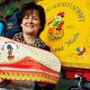 Die Geschäftsführerin der Stickerei AFW-Creativ, Birgit Rodler, mit einer Narrenkappe.