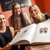 Ausgezeichnete Studentinnen: Laura Markert, Lilli Scheuerlein und Yvonne Moser (von links) zeigen ihren „Fluchtatlas“.