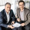 Norbert Hettrich (links) und Andreas Ullmann unterzeichnen einen Kooperationsvertrag.