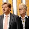 Ehrenbürger der Gemeinde Frankenwinheim: Bewegt lauschten Sigrid und Alfred Buchinger beim Neujahrsempfang der Laudatio von Bürgermeister Herbert Fröhlich.