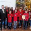 (micz)   Mit dem Ehrenamtspreis 2016 hat die CSU Rottenbauer das Jugendrotkreuz im Stadtteil ausgezeichnet. Beim Neujahrsempfang der Ortsverbände Rottenbauer und Heuchelhof würdigten Vorsitzender Rainer Schott und Laudator Uwe Zimmermann die Gruppe. Unter dem Motto „Miteinander – füreinander: Jugendrotkreuz in Rottenbauer!" wurde das Jugendrotkreuz 1976 gegründet. Aktuell sind 65 Mitglieder in vier Altersgruppen gemeldet. Mitmachen kann man bereits ab fünf Jahren. In den wöchentlichen Gruppenstunden lernen die Kinder und Jugendlichen Erste Hilfe zu leisten. Wichtig ist, ihnen die Angst vor dem Helfen zu nehmen, betonte Zimmermann. So ist es selbstverständlich, sich an Sanitätsdiensten aktiv zu beteiligen, sei es auf Konzerten, Faschingsumzügen oder bei Sportveranstaltungen. Die Erfolge der Ortsgruppe kann man, so Zimmermann, gar nicht alle aufführen. So belegte man unter anderem beim bayerischen Landesentscheid 2015 in der Stufe II den ersten Platz und in der Stufe III Rang zwei. Das Bild zeigt hinten (von links) Rainer Schott, Uwe Zimmermann, MdL Manfred Ländner (alle CSU) mit JRK-Mitgliedern Lea Rupprecht, Stina Oswald, Marie Eck, Daniela Müßig, Michelle Düring, Christian Ok, Johannes Sauer; in der Mitte Nina Deckert, Jara Klatt, Nele Rupprecht, Helena Weingart, Sarah Batta, Jakob Müßig sowie vorne Vivienne Metzger, Eyleen Metzger und Felix Müßig.