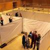 Bis Anfang März sollen 80 Flüchtlinge in der Mehrzweckhalle Gerbrunn untergebracht werden. Fleißige Helfer von Gerbrunner Feuerwehr und DLRG haben die Halle jetzt vorbereitet.