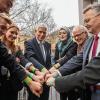 Verbunden: Das Würzburger Siebold-Gymnasium ist als 16. Schule in Würzburg als „Schule ohne Rassismus – Schule mit Courage“ ausgezeichnet worden. Im Bild: (von links) die drei Schülersprecher des Siebold-Gymnasiums mit Josef Schuster, Zehranur Aksu, Stefan Lutz-Simon, Schulleiter Hermann Rapps und der stellvertretenden Schulleiterin Irmgard Nickel-Göb – alle mit dem „Siebold – Schule ohne Rassismus“-Armbändchen.