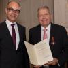 Robert Menschick (rechts) mit Verdienstkreuz und Urkunde. Robert Menschick (rechts) mit Verdienstkreuz und Urkunde.