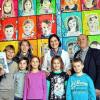 Abstrakte Bilderwand: Alle Kinder der Grundschule Martinsheim wirkten am Kunstprojekt „Denk‘ mal! Kreative Köpfe in Aktion!“ mit. Bei einem Tag der offenen Tür führten sie die Eltern und die Ehrengäste durch das Schulhaus. Das Bild zeigt (von links) Bankvorstand Albrecht Hack, Ludwig Fuhr, Moritz Keßler, Elternbeiratsvorsitzende Anke Dahlfeld, Lea Dahlfeld, Rektorin Carola Günther, Kimberly Göpfert, Nils Bücherl und Bürgermeister Rainer Ott.