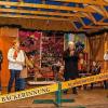144 Stollen: Lizzy Aumeier und Cora aus dem Publikum auf der Waage der Bäckerinnung.