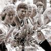 Prost: Ehrengäste in den 1980er Jahren beim Weinfest in Nordheim, dem nun das Aus droht. Gut gelaunt sind u. a. die damalige Weinprinzessin Monika Kram (Dritte von links) und Michael Glos (daneben).