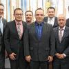 Jubilare: Unser Bild zeigt (von links) Markus Merz (Mitglied des Vorstandes), Rico Spatschek, Tobias Herzog (Mitglied des Vorstands), Timo Hilpert, Thomas Fischer (Betriebsrat), Horst Friedl, Uwe Trapp und Jürgen Halbig (Bereichsleiter Privatkundenberatung).