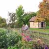 Eine Augenweide ist der Bauerngarten im Freilandmuseum Fladungen, der auch im Herbst – dank liebevoller Pflege – noch üppigen, blühenden Bewuchs trägt. Eine Augenweide ist der Bauerngarten im Freilandmuseum Fladungen, der auch im Herbst – dank liebevoller Pflege – noch üppigen, blühenden Bewuchs trägt.