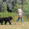 Treue Begleiterin: Die russische Terrier-Dame Polly folgt ihrem Frauchen Marion Mesarosch aufs Wort.