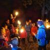 (pel)  Einen Ferienspaß für Kinder bot der Ortsverein der SPD Gambach am Freitag bei anbrechender Dunkelheit. Auf einer gemeinsamen „Wanderung“, die am Grillplatz begann, liefen die Kinder mit den Begleitpersonen und ihren Fackeln zur Wengertskapelle und zur Winzerhütte. Bevor dieser anstrengende Marsch losgehen konnte, nahmen sie eine kleine Stärkung in Form einer Bratwurst und Getränken zu sich. Unterwegs gab es viele unheimliche Geräusche, die von der Märchenerzählerin Heidrun erklärt wurden, assistiert von Martha Bolkart-Mühlrath und Karola Wingenfeld. Die Erklärungen schlossen jeweils mit einer schönen Geschichte ab. Nach der Wanderung gab es zum Abschluß noch ein über dem Lagerfeuer gebackenes „Stockbrot“. „Das war wirklich toll“, meinten die Kleinen als sie von Ihren Eltern wieder abgeholt wurden.