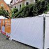 Abgeschottet: Klaus Röder, Pächter der Eibelstädter Gaststätte „Weinglöcklein“ fühlte sich beim Weinfest durch einen direkt vor dem Wirtshaus aufgestellten Bauzaun in seinem Betrieb massiv behindert.
