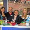 Werbewirksam: Etwashausens Gärtnerkönigin Birte May, Dieter Franz und Walter Vierrether (beide von der Tourist-Info Kitzingen) und die Sulzfelder Weinprinzessin Alisa Hofmann auf dem Düsseldorfer Caravan-Salon.