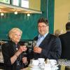 Tausenden Theaterbesuchern ein Begriff: Dora Starost führte 47 Jahre lang das Café im Theater der Stadt Schweinfurt. Hier ist sie 2012 mit Theaterleiter Christian Kreppel zu sehen.