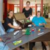 Erinnerungen werden wach: Im Rahmen ihres Projektes „Lebenslinien“ befragen zwei Studentinnen ältere Damen und Herren in Seniorenstiften nach ihren Erinnerungen, wie hier im Sozialzentrum der Arbeiterwohlfahrt in Heidingsfeld. Im Bild v. l. Bewohner Dieter Clauss, Lisa Gröschel, Maria Pappler, die Bewohner Christa Schöchlin und Helmut Jahn.