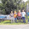 (kri)   Die Gewerbetreibenden im Airpark können es kaum erwarten. Endlich beginnt der lang ersehnte Ausbau der Breitbandversorgung ins bisher eher schleppend angebundene Gewerbegebiet. Mit einer Mindestgeschwindigkeit von 30 Mbit/s werden die dort Ansässigen künftig die Daten aus dem Netz abrufen können. Die Telekom plant, die Gesamtmaßnahme bis Ende des Jahres abzuschließen, gemäß Kooperationsvertrag hat sie Zeit bis 18. März 2016. Ausgebaut werden auch Teilgebiete von Giebelstadt sowie die Gemeindeteile Eßfeld, Allersheim, Ingolstadt, Euerhausen und Herchsheim. Insgesamt werden laut Pressemitteilung unterirdische Leitungen auf einer Länge von 2180 Metern erstellt und 13 100 Meter Kabel in Rohrsysteme eingezogen, außerdem werden Schaltgehäuse vergrößert oder neu installiert. Im Bild (von links): Martin Schneider (Firma Lindner Fernmeldebau), Kilian Busch (Bauhofleiter Giebelstadt), Winfried Sorg (Telekom), Sascha Lindner und Michael Schwanke (Firma Lindner Fernmeldebau).