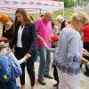 Von wegen Zuschauerrolle, die Kinder des Waldkindergartens luden die Ehrengäste bei der Einweihung von Tagespflege und Sozialisation gleich zum Tanzen ein. Von wegen Zuschauerrolle, die Kinder des Waldkindergartens luden die Ehrengäste bei der Einweihung von Tagespflege und Sozialisation gleich zum Tanzen ein.