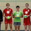 (frak)   In der vergangenen Spielzeit scheiterten die Handballerinnen des HSV Bergtheim in den Aufstiegsspielen zur Dritten Liga am hessischen Vertreter TuS Kriftel. In dieser Saison wollen die Bergtheimerinnen einen neuen Anlauf nehmen. Die Titelverteidigung in der Bayernliga hat Trainer Stephan Dinkel als Ziel für die kommende Saison ausgegeben. Dabei setzt er auch auf drei Neuzugänge, wobei die 20-jährige Lisa Seibert zuvorderst für die zweite Mannschaft in der Landesliga eingeplant ist. Von der 25-jährigen Anna Polnau, die zuletzt beim Northeimer HC in der Niedersachsenliga aktiv war, und der 19-jährigen Julia Kloß, die vom Drittligisten HSG Sulzbach/Leidersbach nach Bergtheim gewechselt ist, erwartet Dinkel, dass sie das Bayernliga-Team des HSV vor allem im Rückraum verstärken: „Beide können gut aus der zweiten Reihe werfen“, so Dinkel, der in der kommenden Saison ohne Lisa Lichtlein auskommen wird, die zum hessischen Drittligisten Ober-Eschbach wechselte (wir berichteten). Die Saison startet für den HSV am 12. September mit einem Auswärtsspiel beim Vorjahresdritten in Dietmannsried. Unser Bild zeigt: (von links) Silvester Kreisel (Trainer zweite Mannschaft), Julia Kloß, Lisa Seibert, Anna Polau und Trainer Stephan Dinkel.