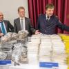 März 2015: Die Kriminalpolizisten Ralf Linglebe (l-r) und Petric Kleine präsentieren neben Oberstaatsanwalt Ricardo Schulz und Polizeipräsident Bernd Merbitz präsentieren einen der bisher größten Rauschgiftfunde in Deutschland. Insgesamt wurden rund 360 Kilogramm Drogen sichergestellt. Am Dienstag beginnt der Prozess gegen den 20-jährigen Dealer.