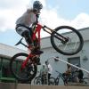 Ein junger Mountainbiker setzt an zum Flug - über eine Treppe am Karlstadter Gymnasium.
