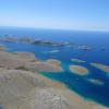 Hoch über dem Nationalpark Kornaten, südlich von Zadar in Kroatien. Kleine Inseln und das Meer. Hoch über dem Nationalpark Kornaten, südlich von Zadar in Kroatien. Kleine Inseln und das Meer.