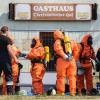 Einsatzkräfte der Feuerwehr ziehen sich am Dienstag in Engelmannsreuth (Bayern) Ganzkörper-Schutzanzüge an. Bei Engelmannsreuth ist ein F-16 Kampfjet der US-Streitkräfte abgestürzt.