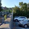 Der Parkplatz am Friedhof könnte zweistöckig werden, schlägt die CSU Randersacker vor.