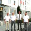 Saniert: Die Architekten Rudolf Kosel und Johannes Zull, Frank Hermann und Vorstand Manfred Bätz (von links) vor den Häusern.
