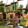 Bei strömenden Regen stellten Mitarbeiter des Bauhofs und der Bildhauer Roger Bischoff das Kunstwerk "Denkräume" im Skulpturenpark auf. Die Stadt Dettelbach hat die Skulptur angekauft. Bei strömenden Regen stellten Mitarbeiter des Bauhofs und der Bildhauer Roger Bischoff das Kunstwerk "Denkräume" im Skulpturenpark auf. Die Stadt Dettelbach hat die Skulptur angekauft.