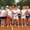 (pm)   Die Frauen 30 des TC Rot-Weiß Gerbrunn haben sich ohne Niederlage die Meisterschaft in der Tennis-Bezirksklasse 2 gesichert. Das Bild zeigt (von links) Elke Rhein, Ute Laewen, Katharina Eckert, Ruth Wenzl, Katja Kiesewetter, Trainer Danail Zhekov, Michaela Diehm, Daniela Duttenhofer, Laura Phillipp, Mechtild Finnemann, Katrin Deike, Petra Winkelhardt. Es fehlen Stefanie Letschert und Diana Kodal.