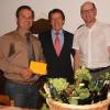 „Fränkischer Blumenstrauß“ überreicht: Die Vorsitzenden Dieter Möhring (links) und Thomas Stadelmann (rechts) schenkten an das scheidende Präsidial-Mitglied des Bayerischen Gemeindetages Jürgen Busse eine Auswahl von Weinen aus dem Abt-Degen-Weintal.
