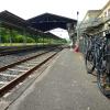 Das Durcheinander ist größer als es auf diesem Bild aussieht. Mangels ordentlicher Alternativen stellen die meisten Radfahrer ihre Räder am Bahnhof entlang von Geländern ab.