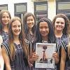 Nordbayerischer Meister im Basketball wurde die Mittelschule Oerlenbach. Unser Foto zeigt das erfolgreiche Team mit (von links) Lehrer Thomas Lenz, Elisabeth Vollmann, Hanna Kuhn, Lara Zwirlein, Luisa Vogel, Sokna Peters, Emma Erhard, Jennifer Beck und Olivia Stichler. Foto: Stefan Geiger