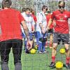 Wo steht das Tor? Corvin Behrens (mit Ball ) und Andrei Cosmin von den Würzburger Kickers mit einer ganz neuen Erfahrung im Blindenfußball.