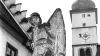 Prominent platziert: Bis Mitte 1997 stand das Kriegerdenkmal von Richard Rother auf dem Mainbernheimer Rathausplatz. Vorn rechts das Motiv der Dolchstoß-Legende.