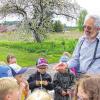 (ch)   Alles über Vögel – oder doch zumindest viel wissen nun die Erstklässer der Grundschule Steinfeld. Vergangene Woche ging das über das bisherige Schuljahr verteilte Projekt des Landesbundes für Vogelschutz zu Ende. Nachdem die Kinder im Herbst die heimischen Vogelarten kennengelernt hatten und dies mit Spielen, Beamerpräsentation und einem selbstkomponierten Lied festigten, stellten sie vor Weihnachten Futterringe für die Wintervögel her. Zu Beginn des Jahres waren das Brutverhalten und die Aufzucht der Jungen das zentrale  Thema. Hier durften sich die Kinder als Vögel verkleiden und im Spiel die Jungen großziehen. Accessoires wie Decken, Pappschnäbel, Krawatten, Westen und andere Kleidungsstücke leisteten hier wertvolle Hilfe. Schließlich endete das Projekt mit einem Unterrichtsgang in die Schulumgebung, währenddessen die Kinder mit Ferngläsern bewaffnet Vögel beobachten konnten. Barbara Meyer, Heike Klüpfel und Gosbert Endres verstanden es, während jeder Einheit die Schüler mit ihren kindgemäß aufbereiteten Informationen, Spielen und Aktionen in ihren Bann zu ziehen, teilt die Schule mit.
