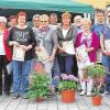 (ert)    Gochsheim ist ein Gärtnerdorf mit langer Tradition. Dies beweisen die beiden Ortsteile jedes Jahr mit üppigem Blumenschmuck an Privathäusern und öffentlichen Gebäuden. Im Sommer, wenn die Blüten um die Wette strahlen, sendet der Verein für Gartenbau und Landespflege seine Bewertungsteams durch die Ortsteile. Das Ergebnis ihrer Ermittlungen stellt die Grundlage dar für die Blumenschmuckprämierung beim Zwiefltraterfest im nächsten Jahr. 2014 hatte die Auswertung 19 erste Preise ergeben. Ausgezeichnet wurden Rudi Barthel, Claudia Best, Elke und Rudi Deppert, Rosemarie und Jürgen Eber, Karin und Günter Meder, Helga und Bernd Reitmeier, Hella und Wolfgang Hauck, Renate und Hilmar Haupt, Dorothea und Armin Rettner, Andrea, Andreas und Engelbert Matl, die Familien Oboznyi und Schindler, Alfred Pfister, Rosa und Otto Schuler, Ellen und Peter Stadler, Elisabeth Widmaier, Alexandra, Werner und Florian Schwarz, Juliane Pohl, Familie Schirmer, Familie Knörnschild mit ihrem Gasthaus „Zur Rose“ und die Gemeinde für den Schmuck des Rathauses. Die Sieger durften sich aus den ausgestellten Pflanzen einen Preis aussuchen. Damit aber keiner bevorteilt wird, ermittelte die dreijährige Glücksfee Fiona Schöner durch Ziehen aus der Losurne die Reihenfolge. Vereinsvorsitzender Reinhold Lamprecht und Bürgermeisterin Helga Fleischer riefen die Gewinner an die Pflanzentheke. 43 Blumenfreunde erreichten mit ihrem Schmuck einen zweiten, weitere 104 einen dritten Preis. Lamprecht und Fleischer freuten sich, auch eine Abordnung aus der Partnergemeinde Irigny im französischen Rhône-Tal bei der Prämierung begrüßen zu können. Der Gemeinderat förderte den Blumenschmuckwettbewerb mit einem Zuschuss von 400 Euro. Unser Foto zeigt Reinhold Lamprecht (links) und Werner Heimrich (rechts) vom Gartenbauverein sowie Bürgermeisterin Helga Fleischer (Zweite von links) mit den ersten Preisträgern und der dreijährigen Glücksfee Fiona Schöner.